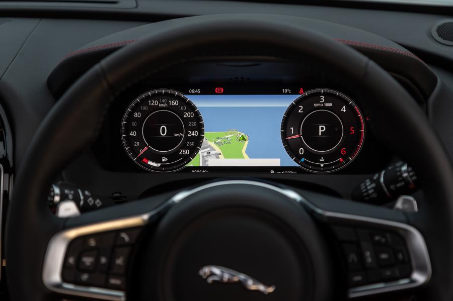 Панель приборов Jaguar F-Pace 25d AWD Chequered Flag 2020 года  (ZA) (фото 24 из 37)